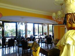 Hotel Happy Days