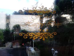 Hotel Happy Days