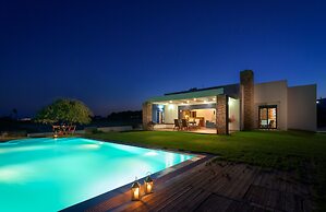 Cristelia Luxury Sea Front & Pool Villa