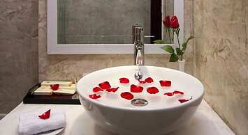 Golden Moon Suite Hotel