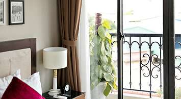 Golden Moon Suite Hotel