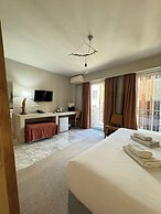 Lotus Center Apartments