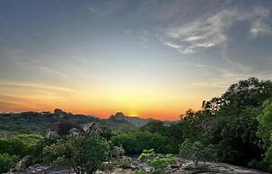 Big Cave Camp - Lodge On The Rocks