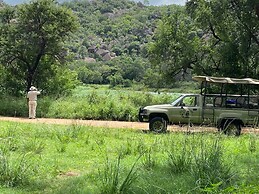 Big Cave Camp - Lodge On The Rocks