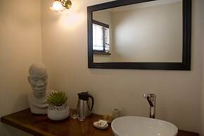 The Crown Guesthouse