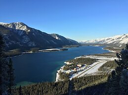 Northern Rockies Lodge