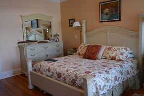 Boathouse Waterfront Lodging