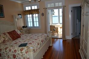 Boathouse Waterfront Lodging