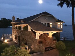 Boathouse Waterfront Lodging