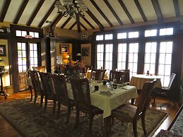 Boathouse Waterfront Lodging