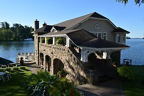 Boathouse Waterfront Lodging