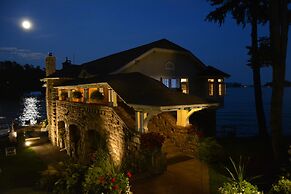 Boathouse Waterfront Lodging