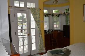 Boathouse Waterfront Lodging