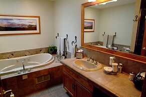 Boathouse Waterfront Lodging