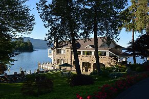 Boathouse Waterfront Lodging