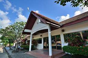 Alongkot Beach Resort Khanom