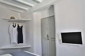 Trieris Villa & Suites