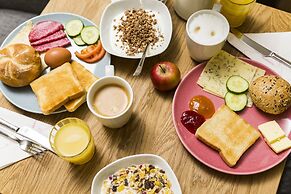 Five Reasons Hotel & Hostel