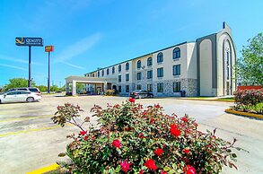 Quality Inn & Suites Near Tanger Outlet Mall