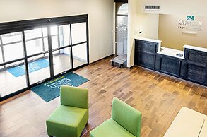 Quality Inn & Suites Near Tanger Outlet Mall