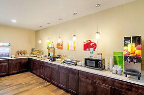 Quality Inn & Suites Near Tanger Outlet Mall