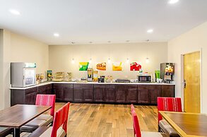 Quality Inn & Suites Near Tanger Outlet Mall