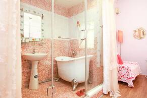 Love in Pearl Hostel