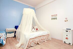 Love in Pearl Hostel