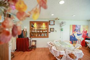 Love in Pearl Hostel