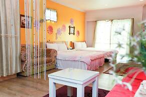 Love in Pearl Hostel