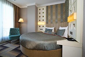 The Grand Mira Hotel