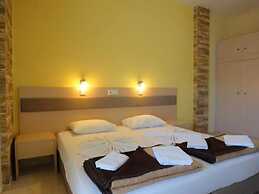 Albatros Studios & Apartments