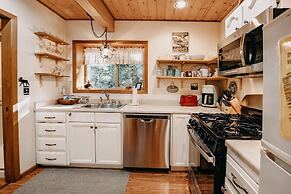 04sl- Hot Tub - Bbq - Pets Ok - Sleeps 5 1 Bedroom Home by RedAwning