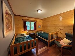 21gs - Log  - Pets Ok - Sleeps 6 3 Bedroom Home by RedAwning