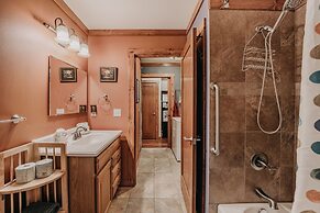 21gs - Log  - Pets Ok - Sleeps 6 3 Bedroom Home by RedAwning