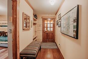 21gs - Log  - Pets Ok - Sleeps 6 3 Bedroom Home by RedAwning