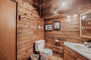 26sl - Hot Tub - Bbq - Game Room - Sleeps 8 3 Bedroom Home by RedAwnin