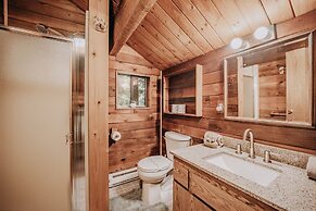 26sl - Hot Tub - Bbq - Game Room - Sleeps 8 3 Bedroom Home by RedAwnin