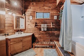 26sl - Hot Tub - Bbq - Game Room - Sleeps 8 3 Bedroom Home by RedAwnin