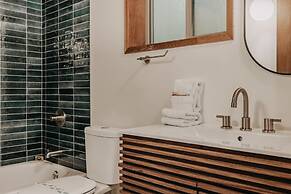 27gs - Bbq - Pets Ok - Wifi - Sleeps 10 3 Bedroom Home by RedAwning