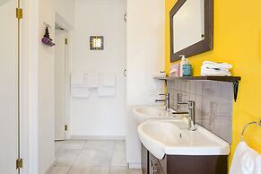 GUBAS DE HOEK meet eat sleep