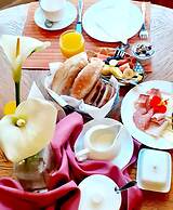 GUBAS DE HOEK meet eat sleep