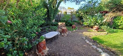 GUBAS DE HOEK meet eat sleep