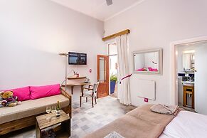 GUBAS DE HOEK meet eat sleep