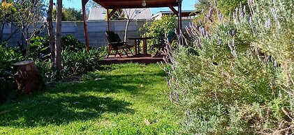 GUBAS DE HOEK meet eat sleep