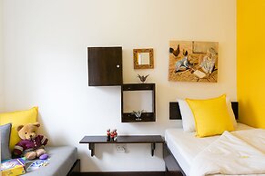 GUBAS DE HOEK meet eat sleep