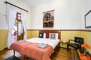 GUBAS DE HOEK meet eat sleep