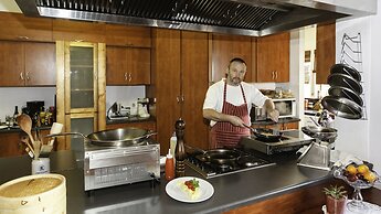 GUBAS DE HOEK meet eat sleep