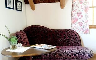 GUBAS DE HOEK meet eat sleep