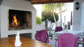 GUBAS DE HOEK meet eat sleep